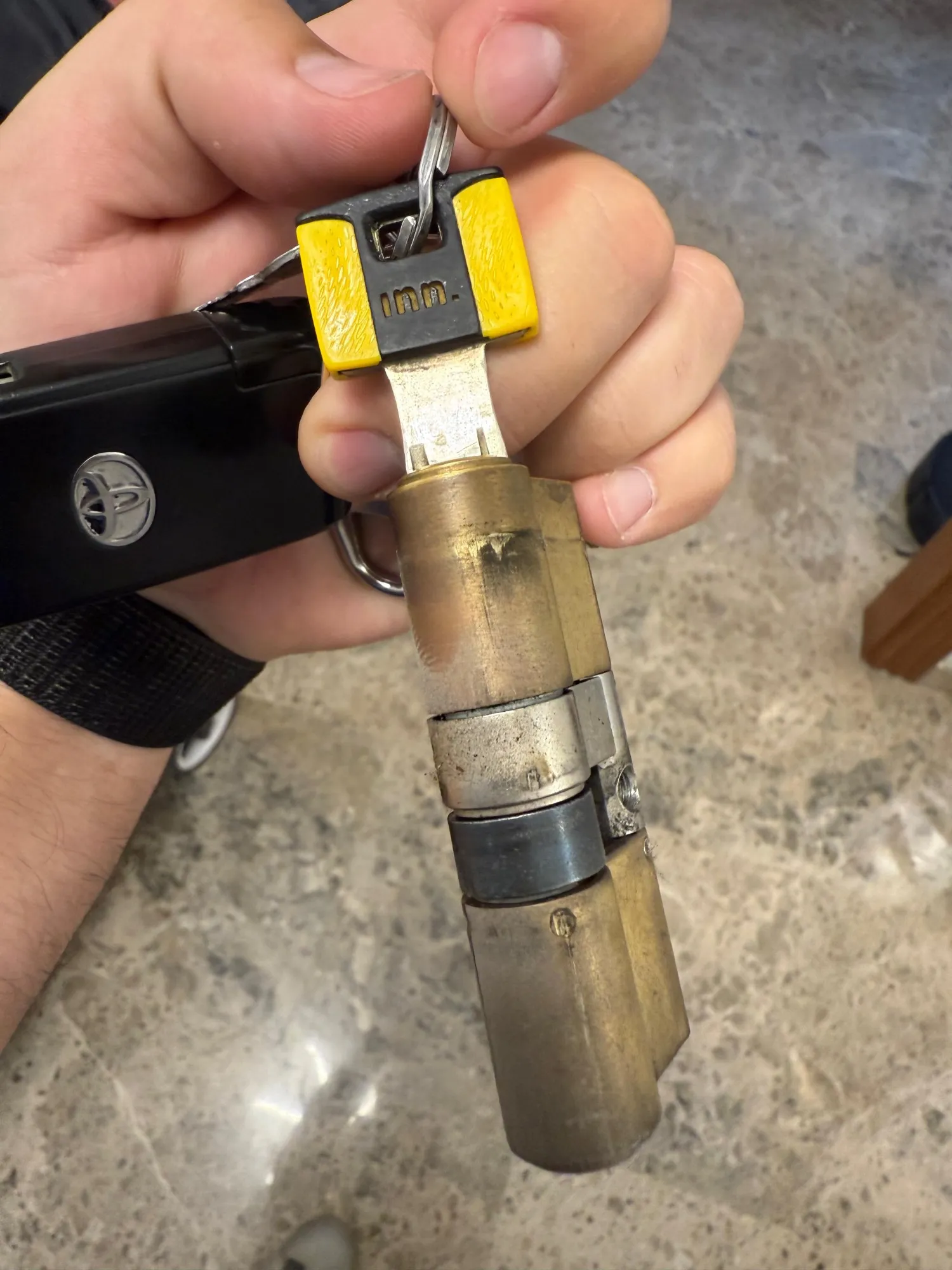 Bombín de perfil europeo retirado en Pinto, con la llave todavía puesta, en la mano de uno de nuestros técnicos.