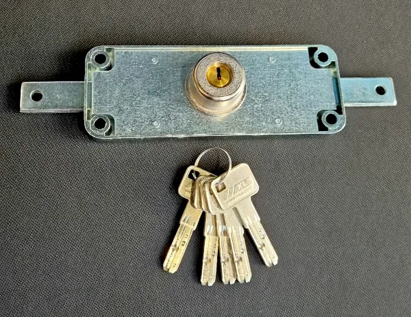 Cerradura metálica para puerta de persiana o cierre enrollable, con su juego de llaves.