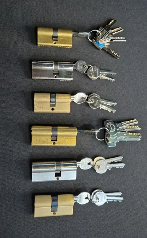 Seis bombines o cilindros de distintos modelos, cada uno con su juego de llaves.
